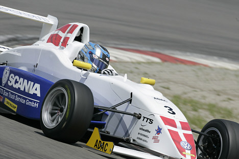 Dennis Lind nærmer sig fronten i ADAC Formel Masters.